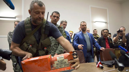 Los separatistas entregan cajas negras del MH17 a Malasia